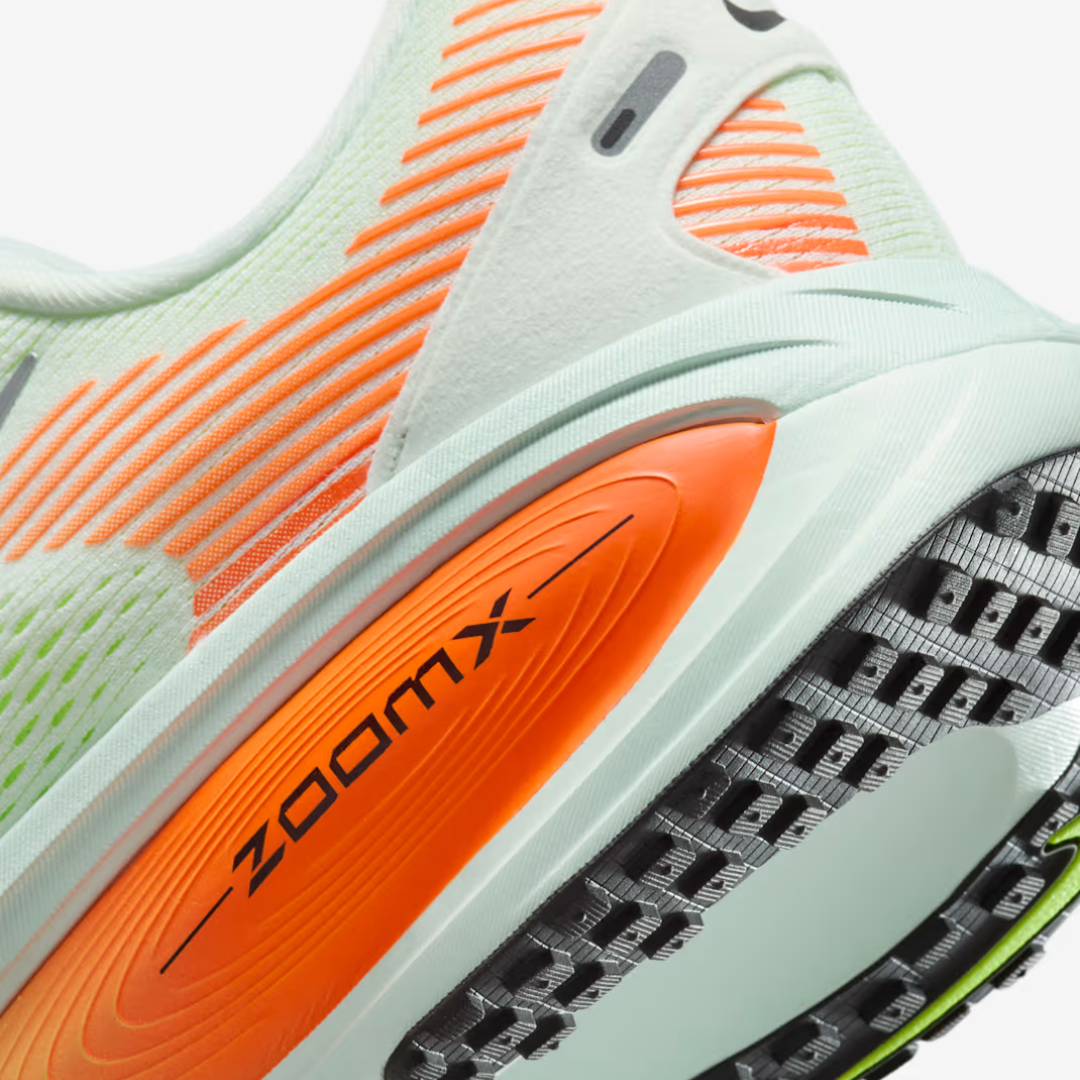 Vomero 18 Barely Green